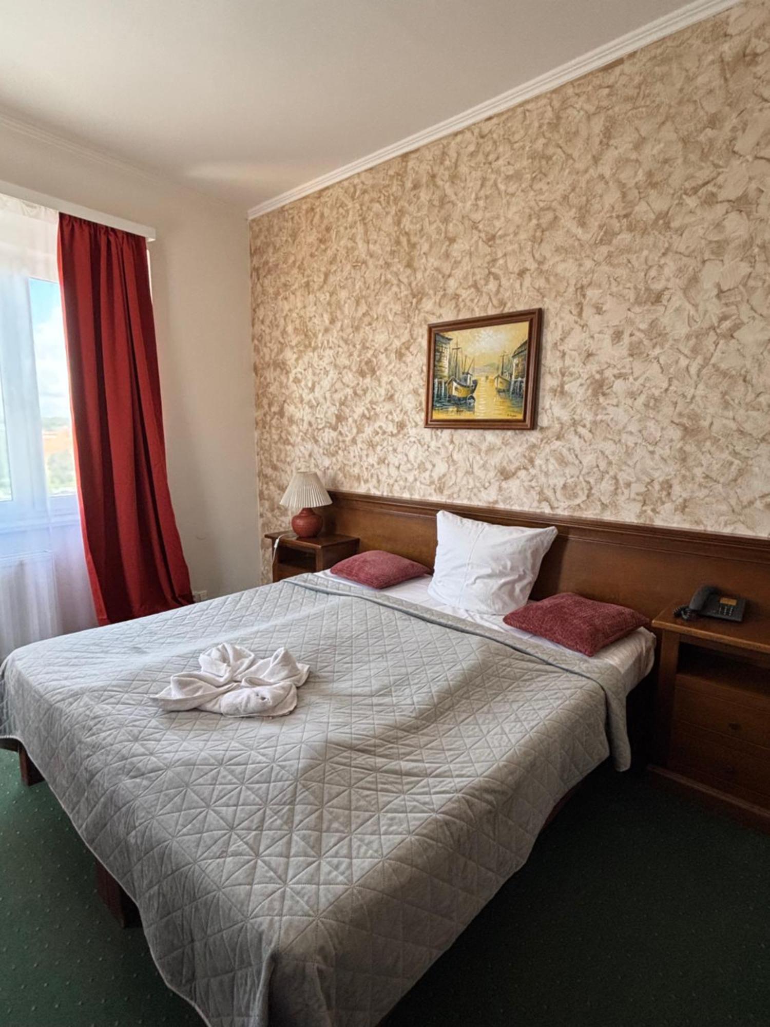 Hotel Bila Ruze Писек Экстерьер фото