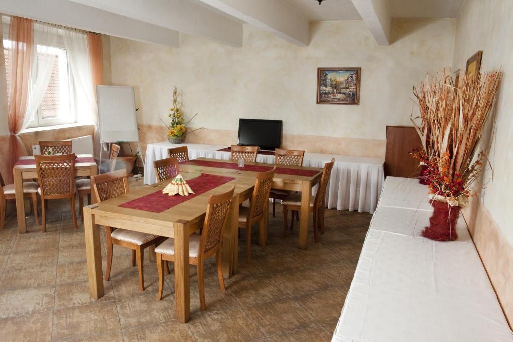 Hotel Bila Ruze Писек Экстерьер фото