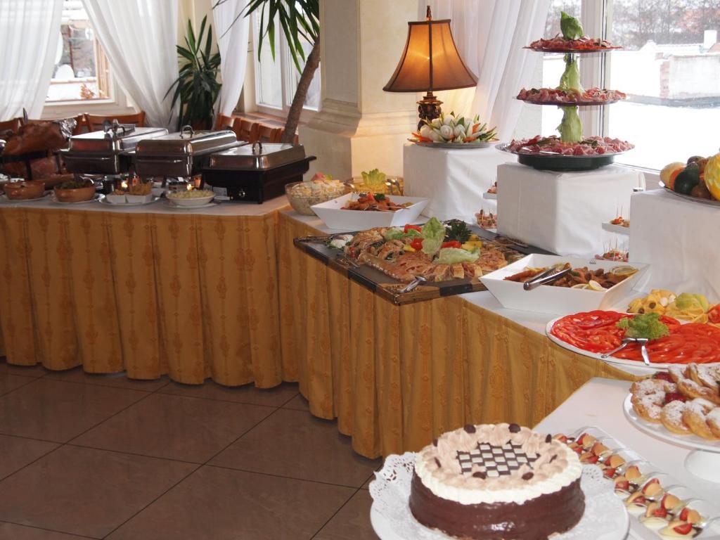 Hotel Bila Ruze Писек Экстерьер фото