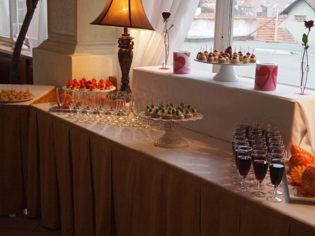 Hotel Bila Ruze Писек Экстерьер фото