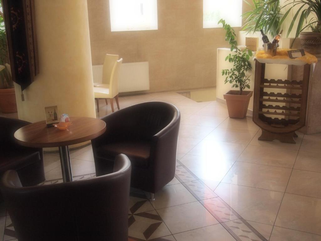 Hotel Bila Ruze Писек Экстерьер фото