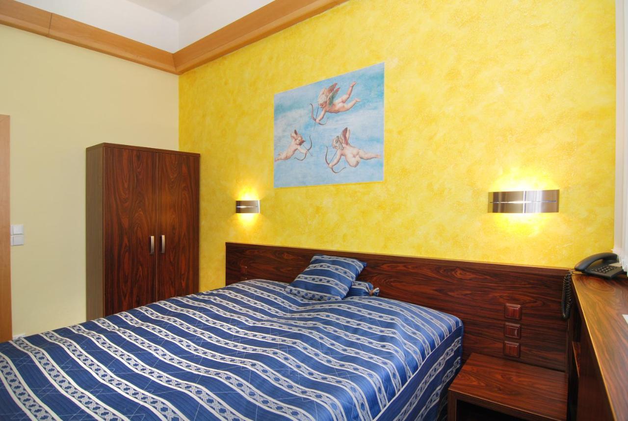 Hotel Bila Ruze Писек Экстерьер фото