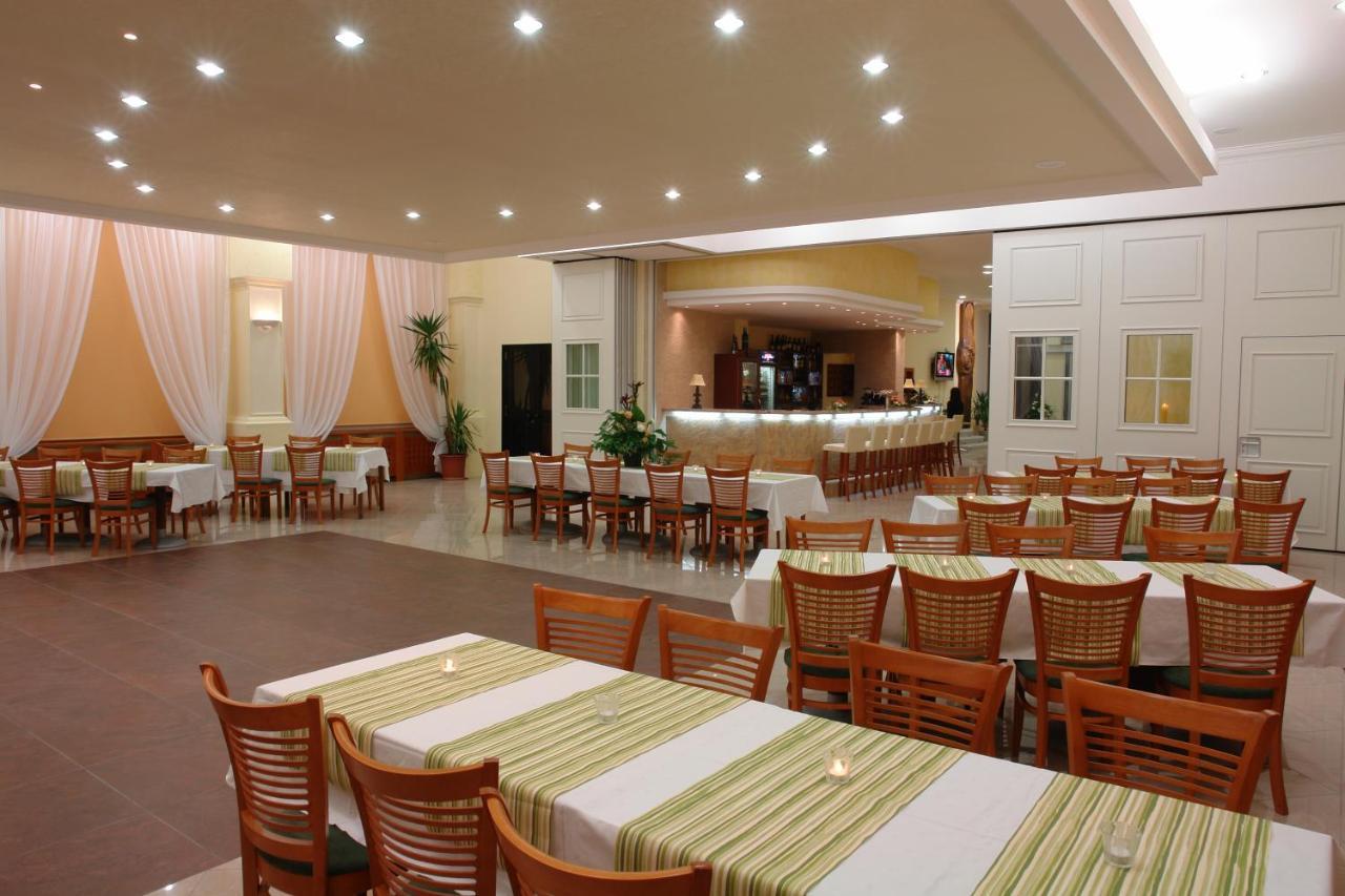 Hotel Bila Ruze Писек Экстерьер фото