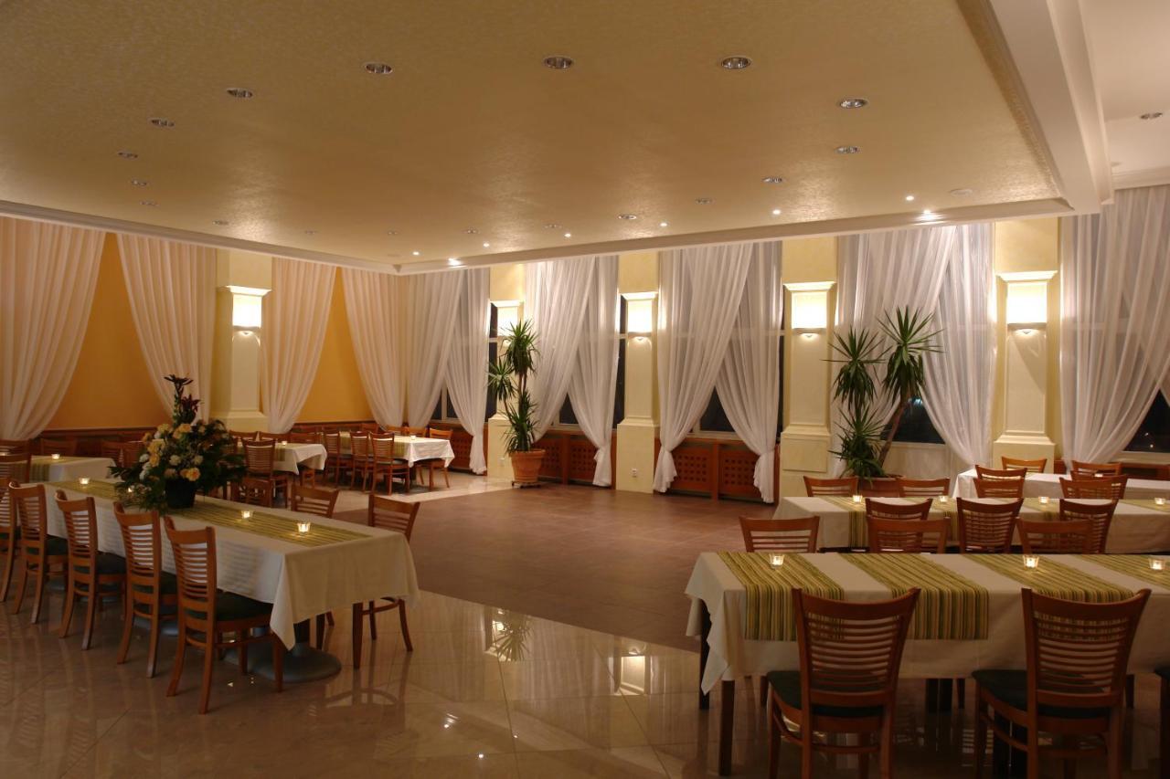 Hotel Bila Ruze Писек Экстерьер фото