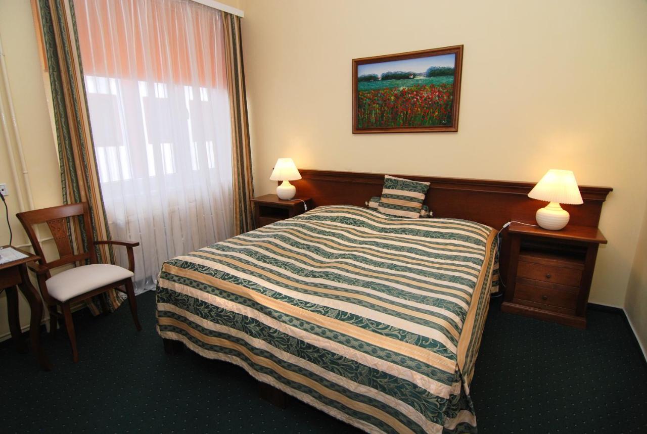 Hotel Bila Ruze Писек Экстерьер фото